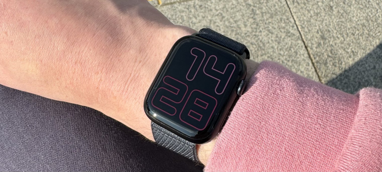 Gaz’s Apple Watch displaying the time in hot pink